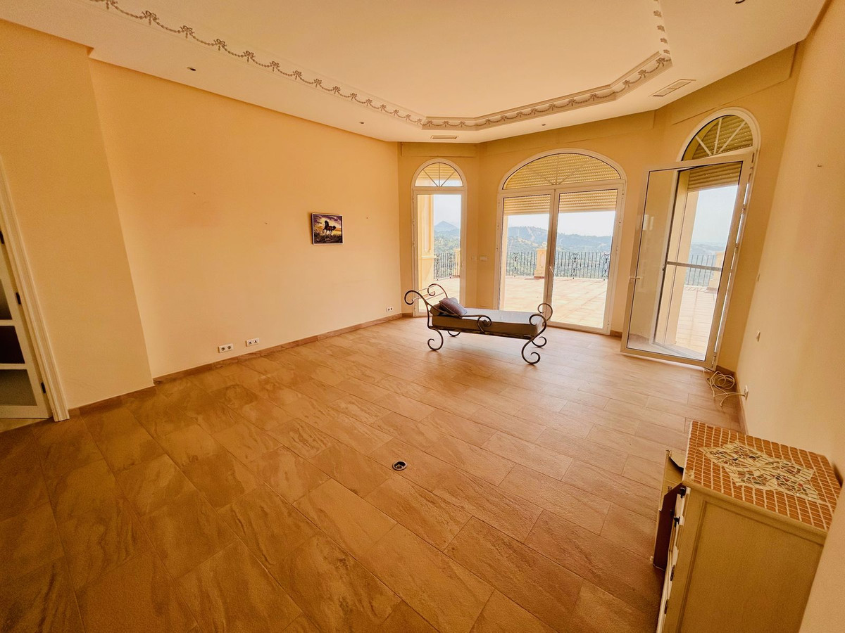 7 Bedroom Villa in Estepona - Photo 22