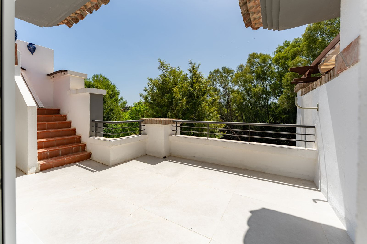 2 Bedroom Penthouse in Benahavís - Photo 30