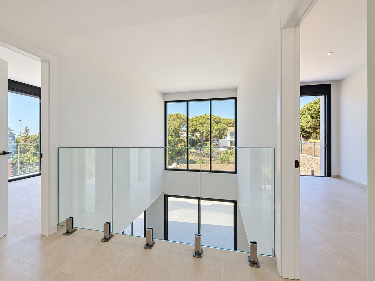 4 Bedroom Villa in Marbella - Photo 11