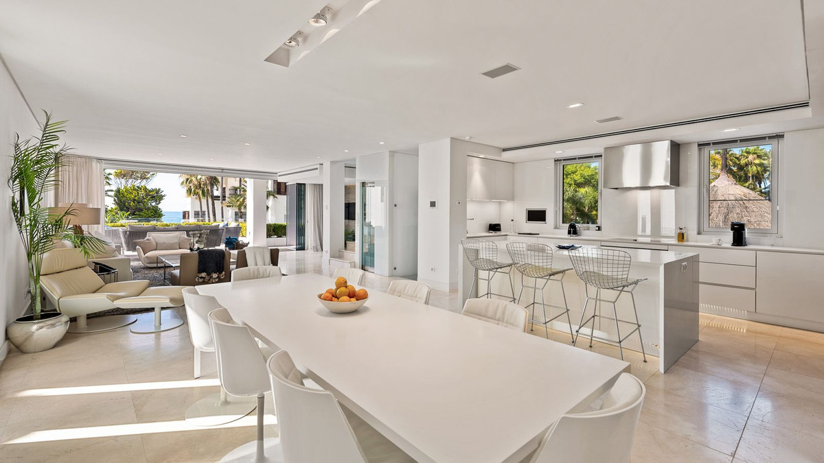 4 Bedroom Villa in Marbella - Photo 14