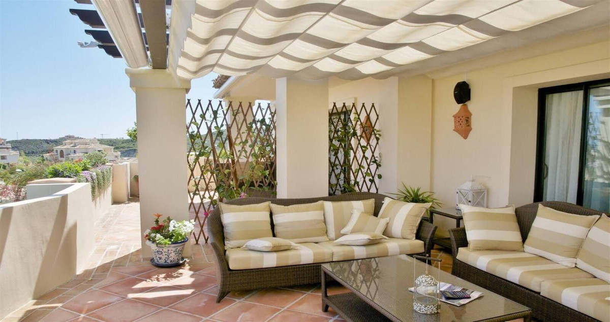 4 Bedroom Penthouse in Benahavís - Photo 2