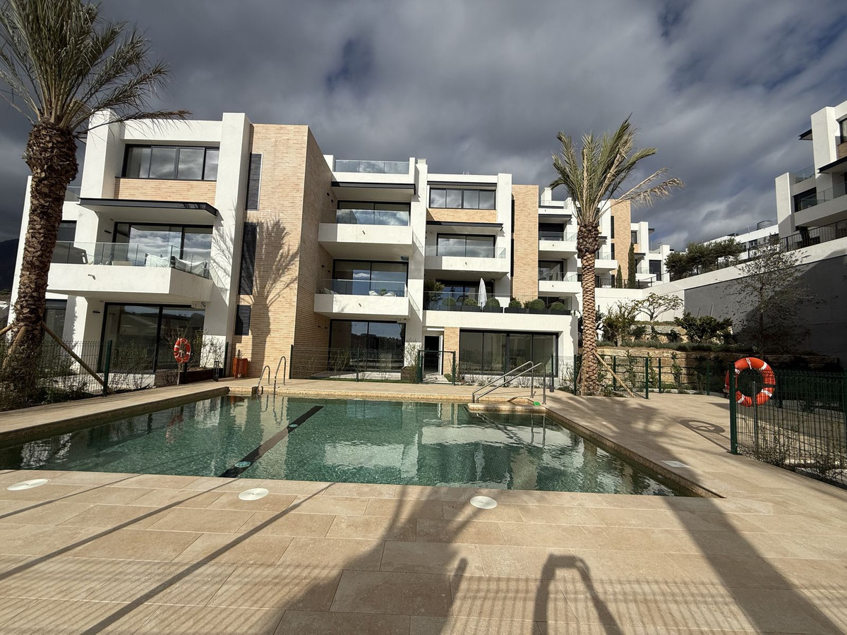 2 Bedroom Penthouse in Estepona - Photo 25