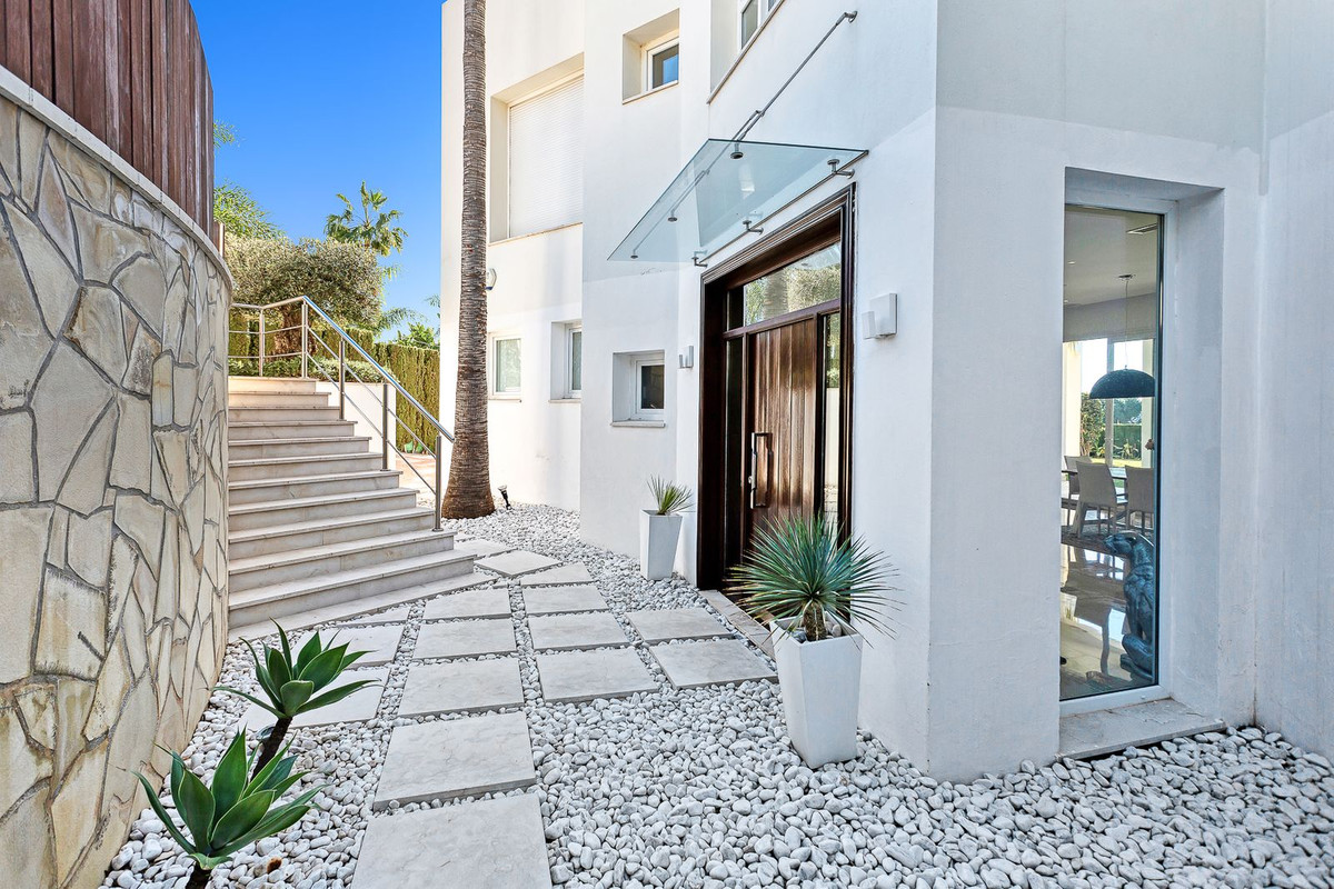 4 Bedroom Villa in Marbella - Photo 2