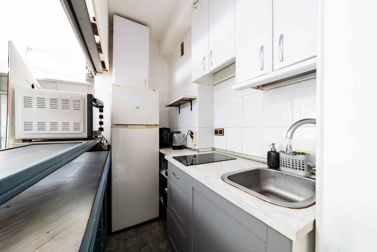 1 Bedroom Apartment in Marbella - Photo 11