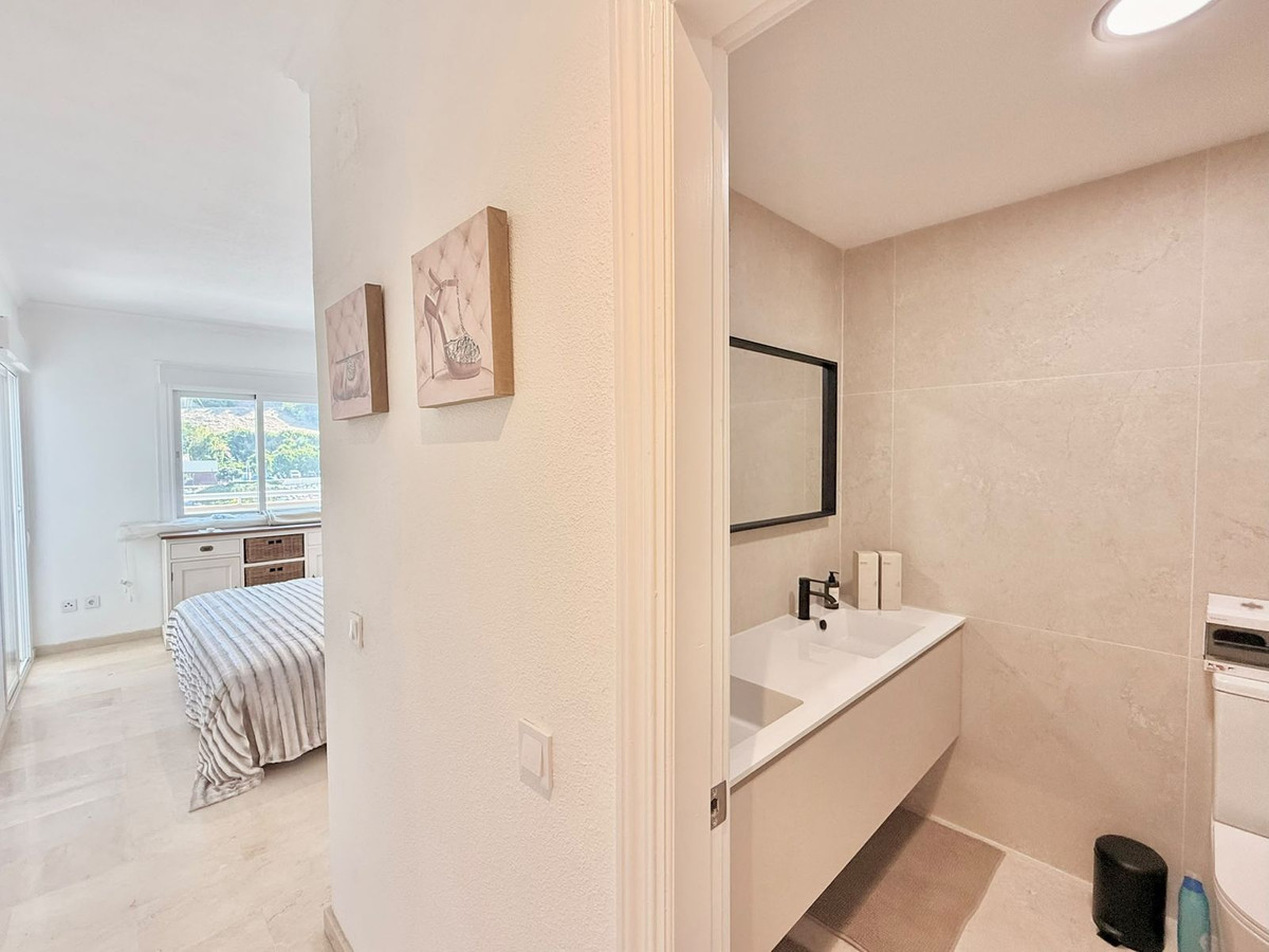 2 Bedroom Apartment in Fuengirola - Photo 16