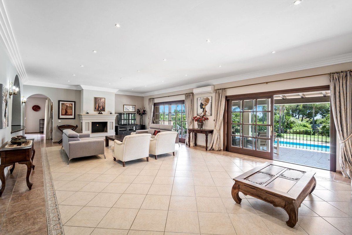 9 Bedroom Villa in Estepona - Photo 2