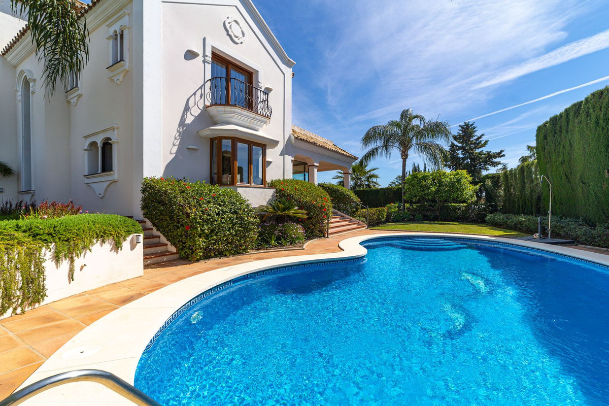 4 Bedroom Villa in Estepona - Photo 2
