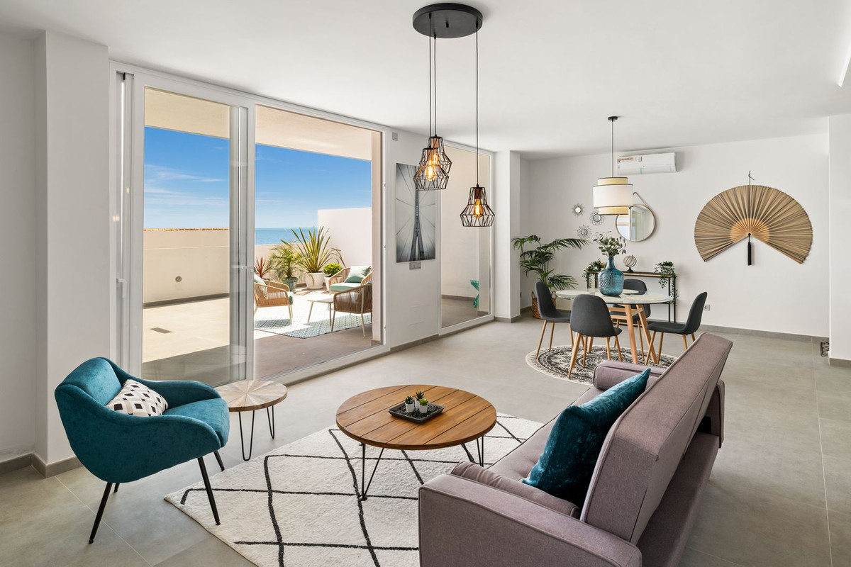 3 Bedroom Penthouse in Estepona - Photo 2