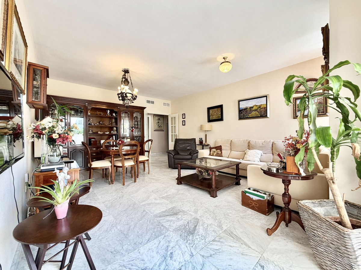 4 Bedroom Apartment in Marbella - Photo 3
