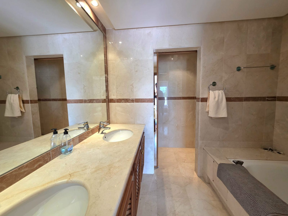 3 Bedroom Townhouse in Estepona - Photo 20