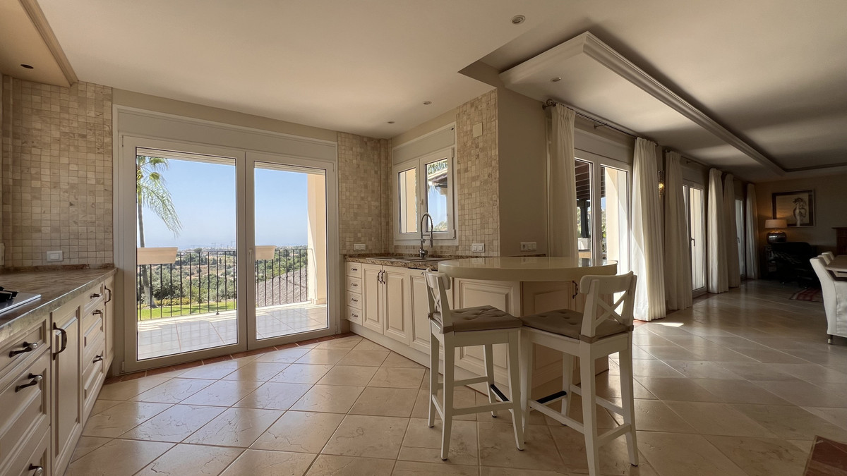 4 Bedroom Villa in Estepona - Photo 14