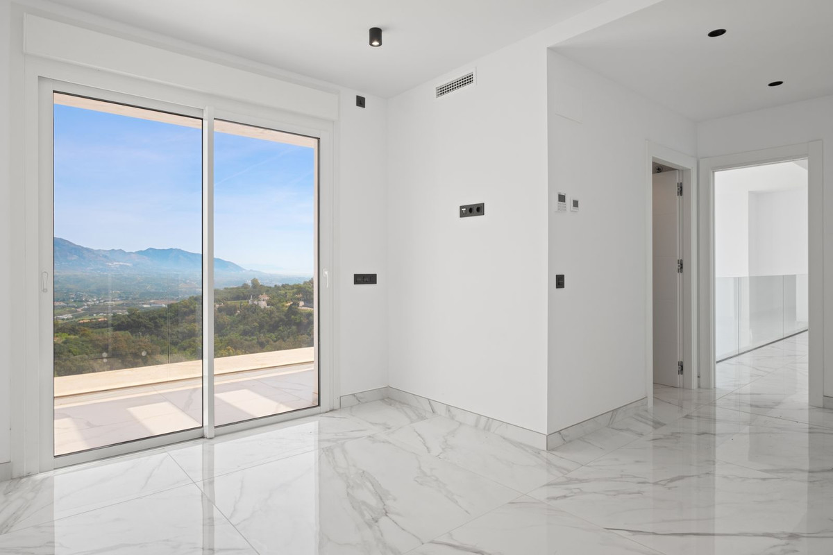 4 Bedroom Villa in Marbella - Photo 28