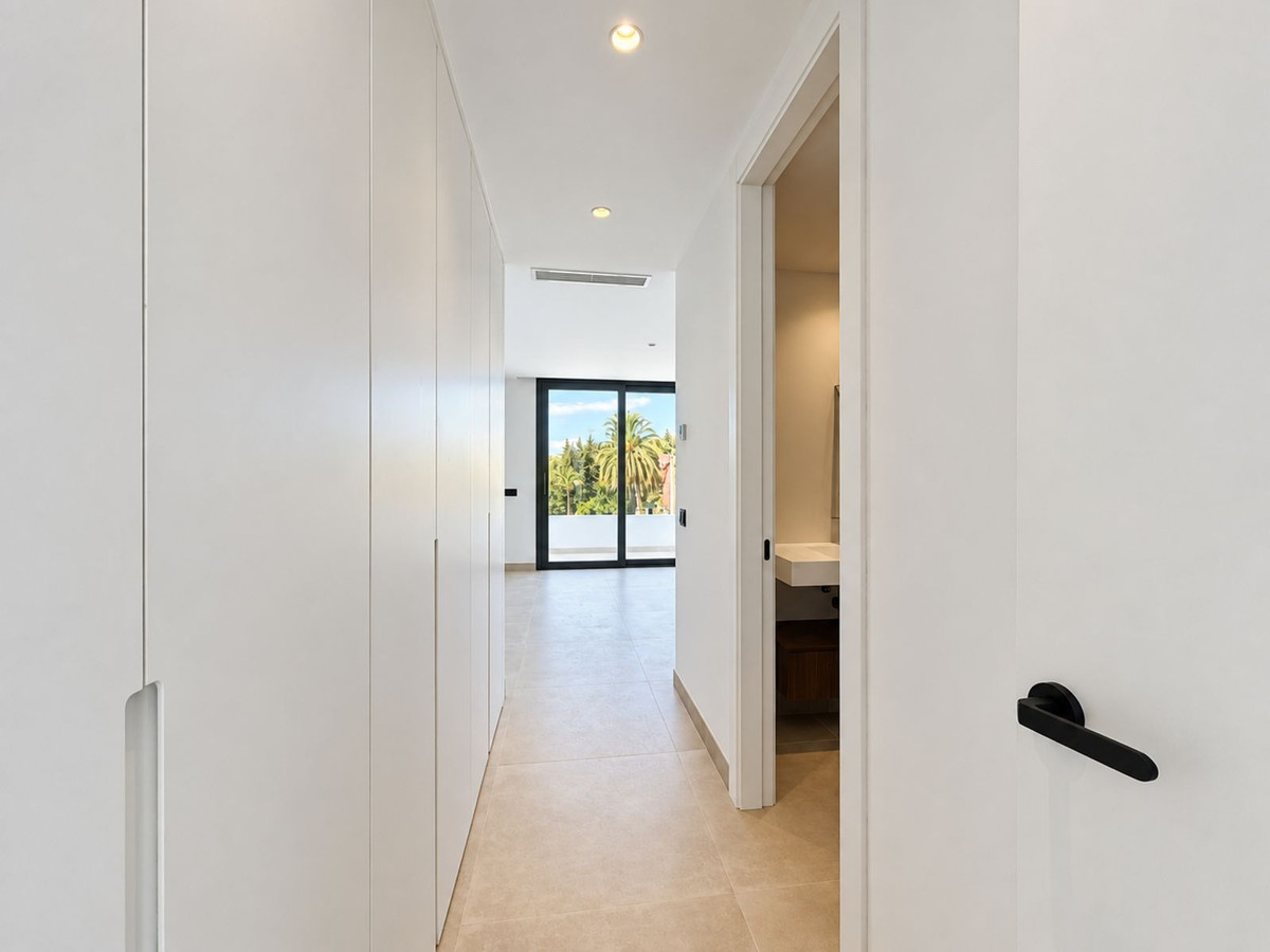 5 Bedroom Villa in Marbella - Photo 13