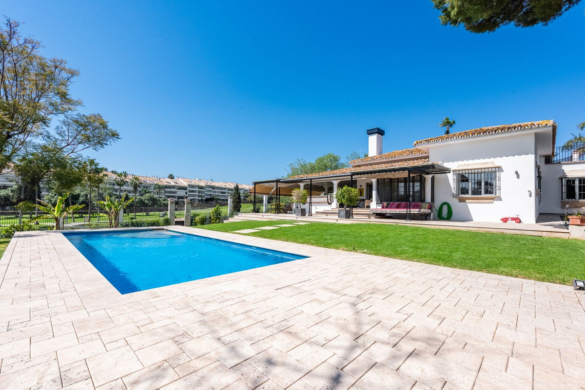 4 Bedroom Villa in San Pedro de Alcántara - Photo 4