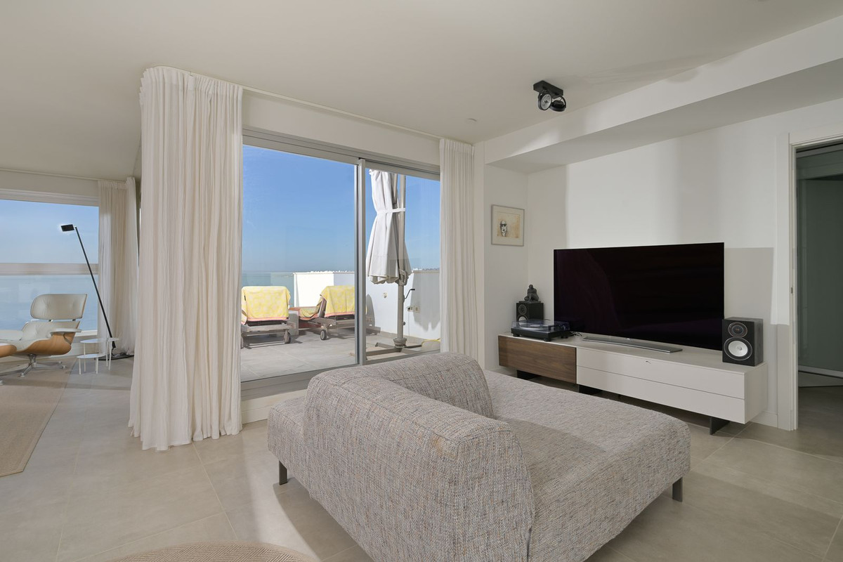 3 Bedroom Penthouse in Benalmádena - Photo 6