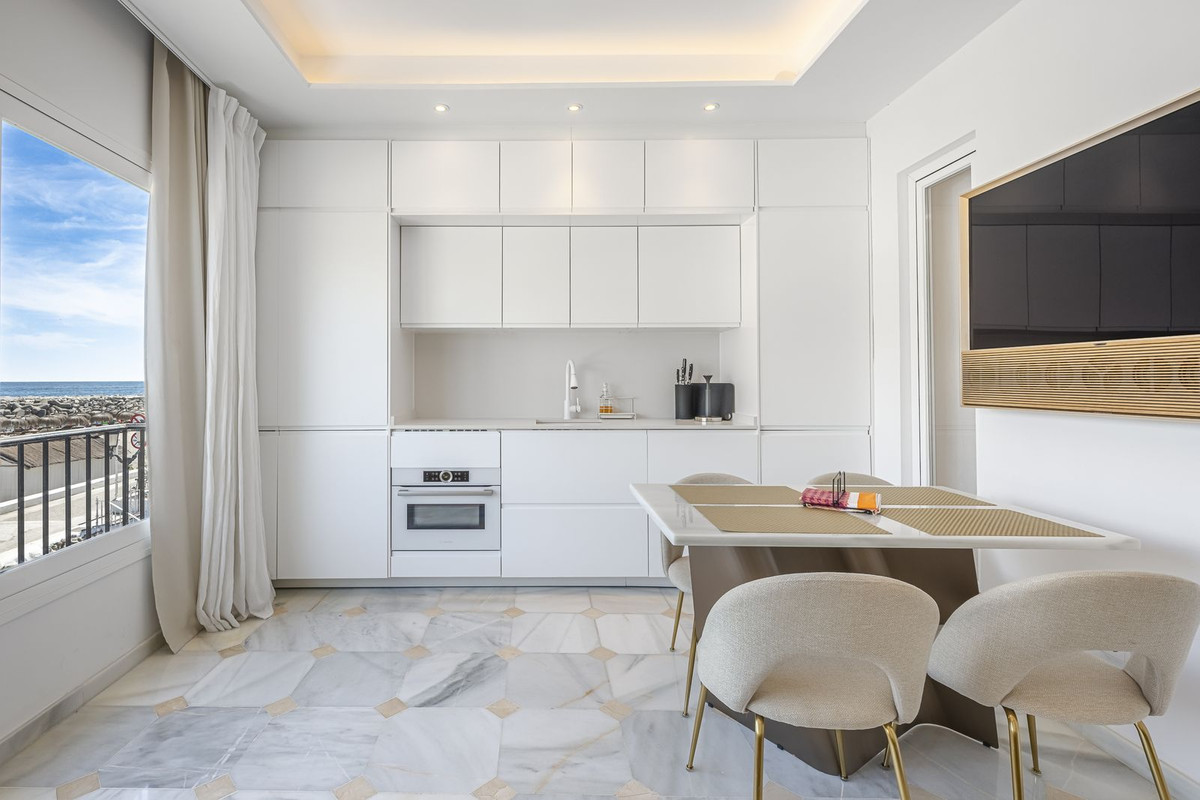 2 Bedroom Apartment in Marbella - Photo 5