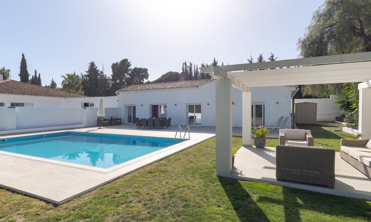 6 Bedroom Villa in Estepona - Photo 41