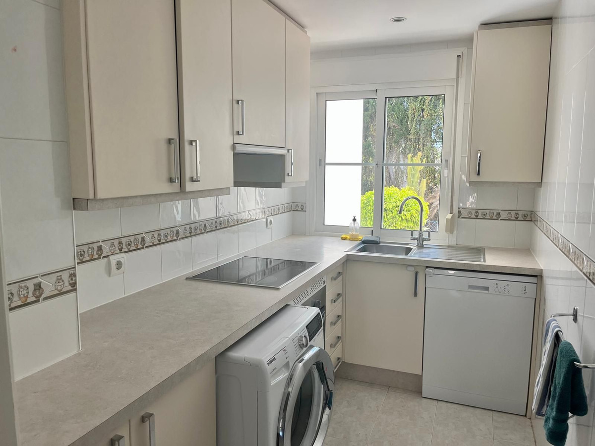 5 Bedroom Townhouse in Estepona - Photo 4