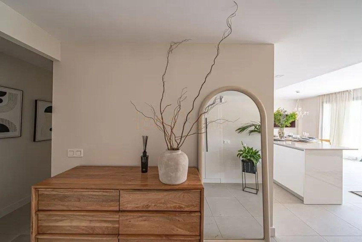 3 Bedroom Apartment in Estepona - Photo 8