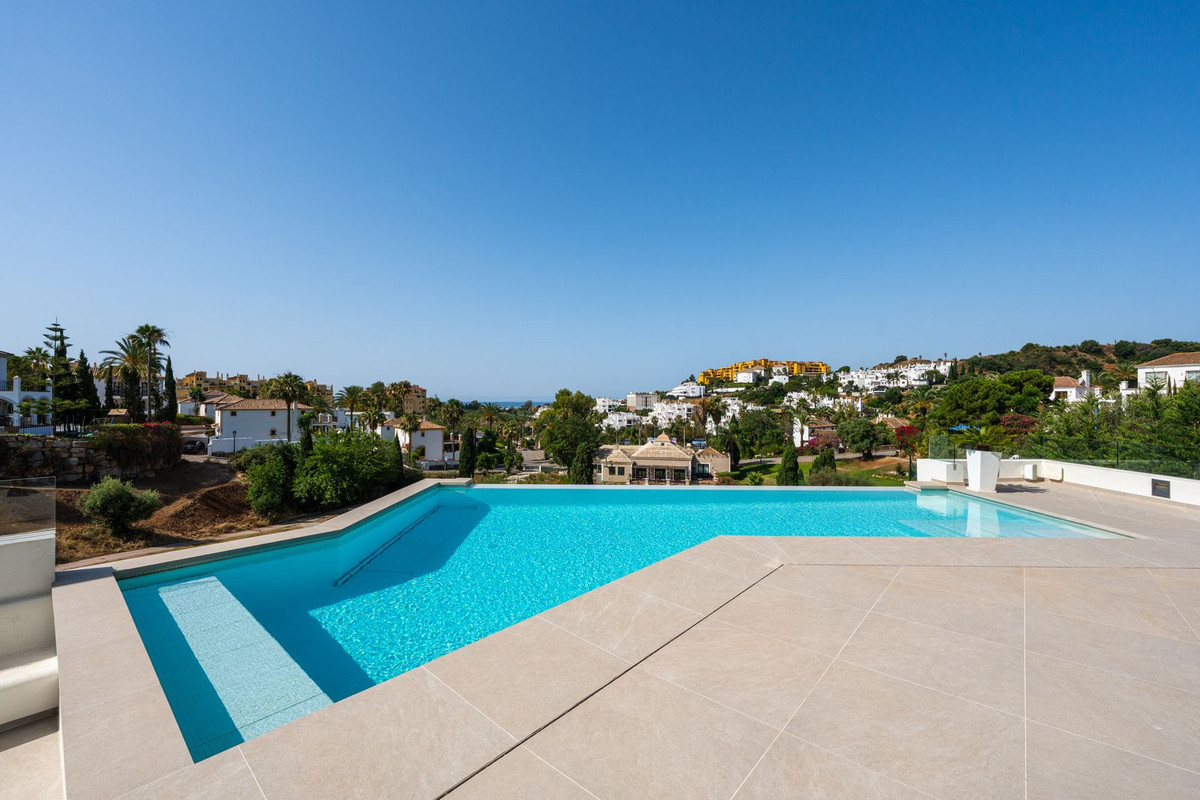 4 Bedroom Villa in Estepona - Photo 2
