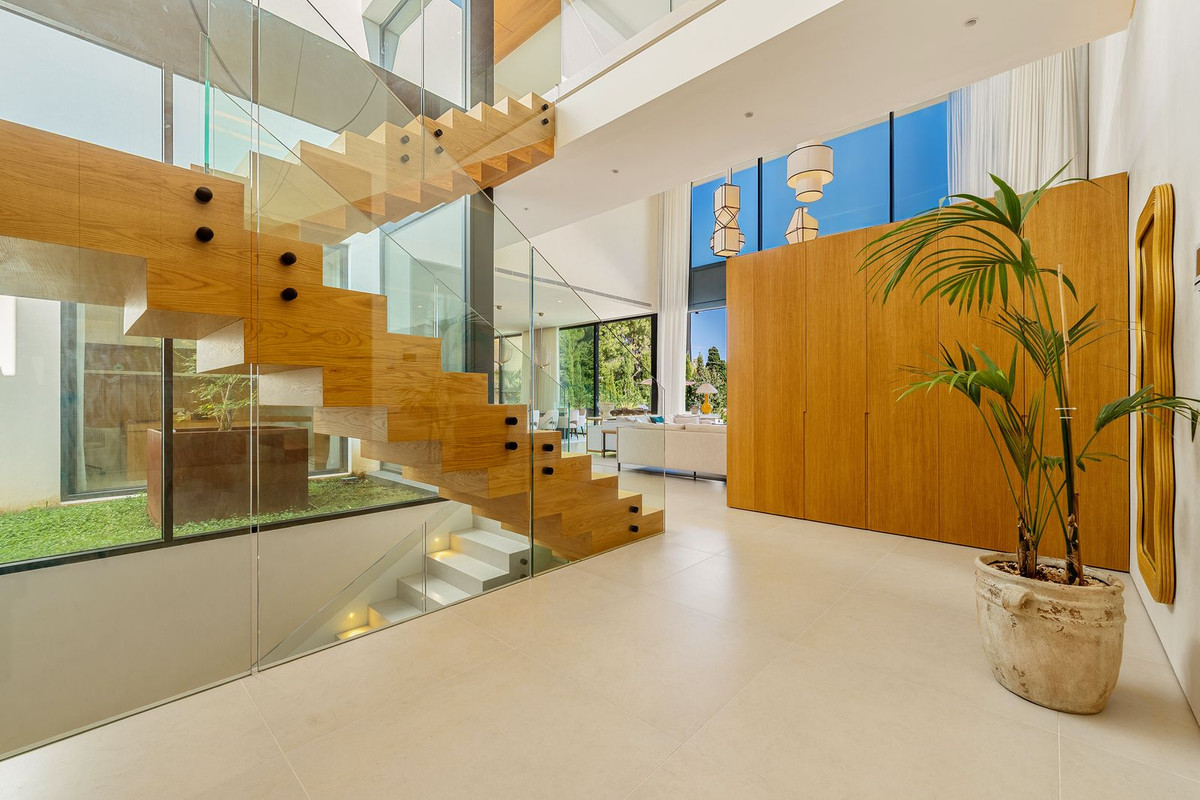 6 Bedroom Villa in San Pedro de Alcántara - Photo 28