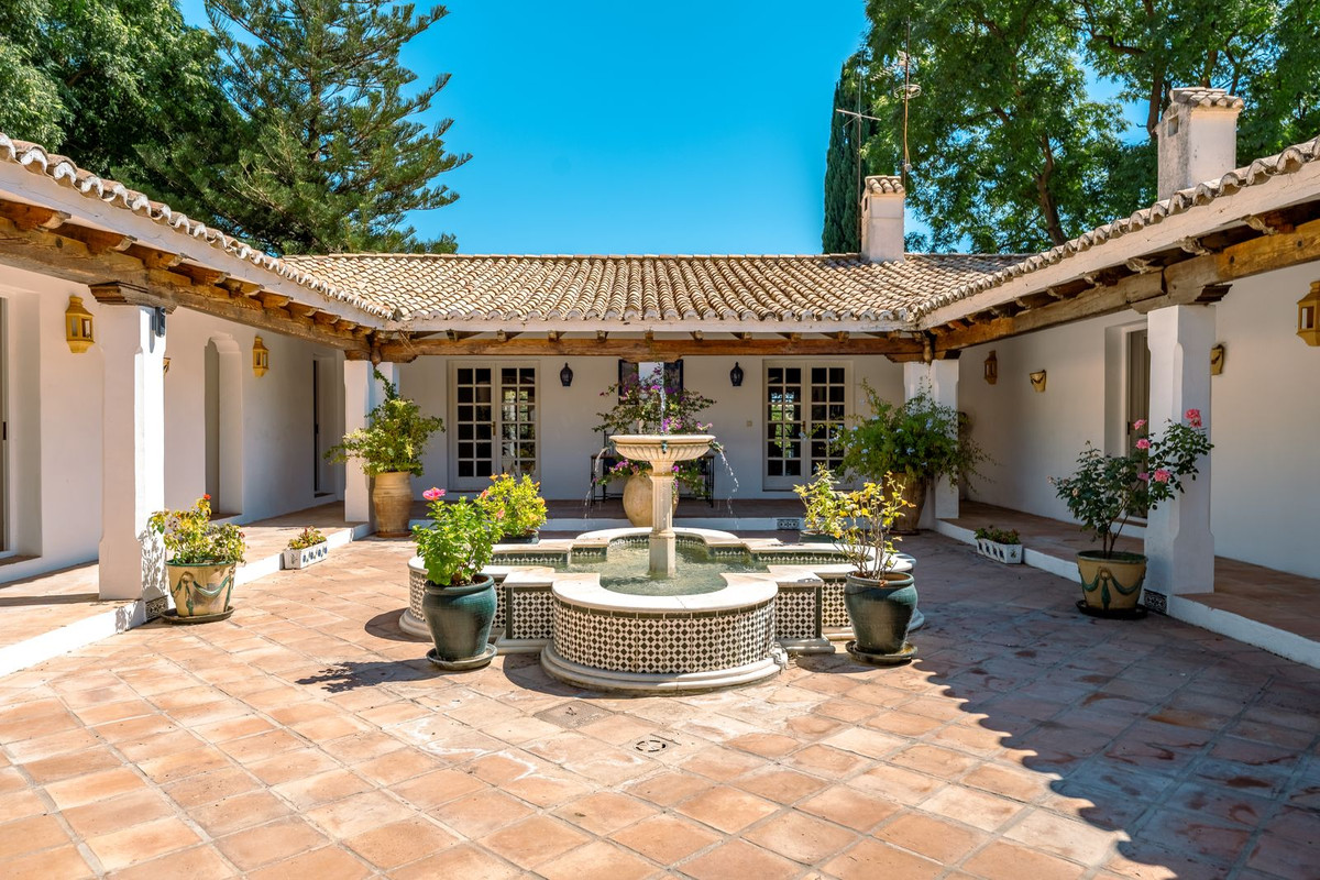 8 Bedroom Country house in Estepona