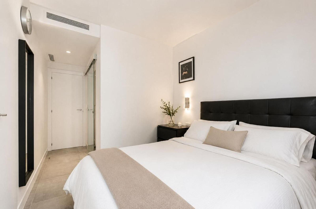 3 Bedroom Apartment in Estepona - Photo 7