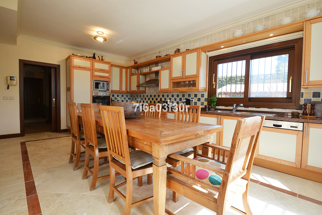 5 Bedroom Villa in Marbella - Photo 25
