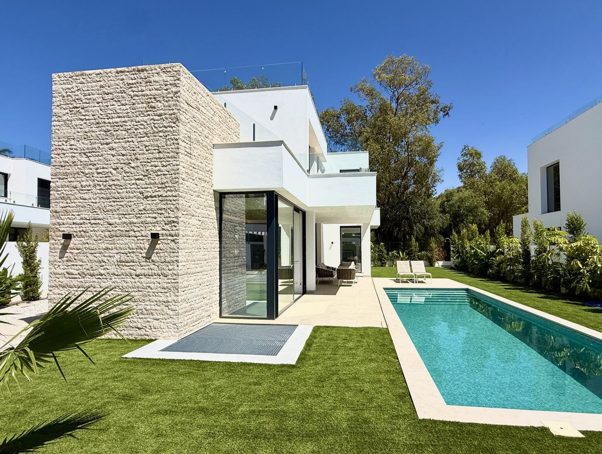 6 Bedroom Villa in Estepona - Photo 3