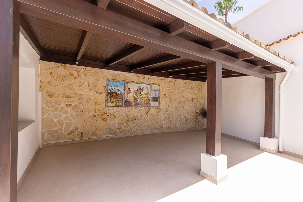4 Bedroom Villa in Marbella - Photo 12