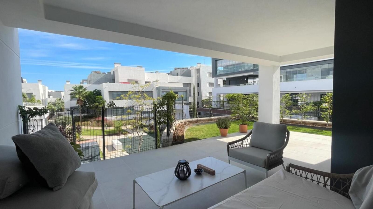 2 Bedroom Apartment in Estepona - Photo 6