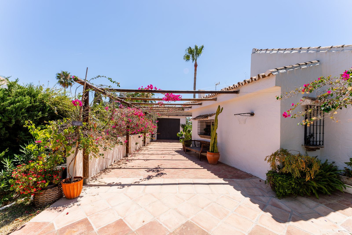 4 Bedroom Villa in Estepona - Photo 24