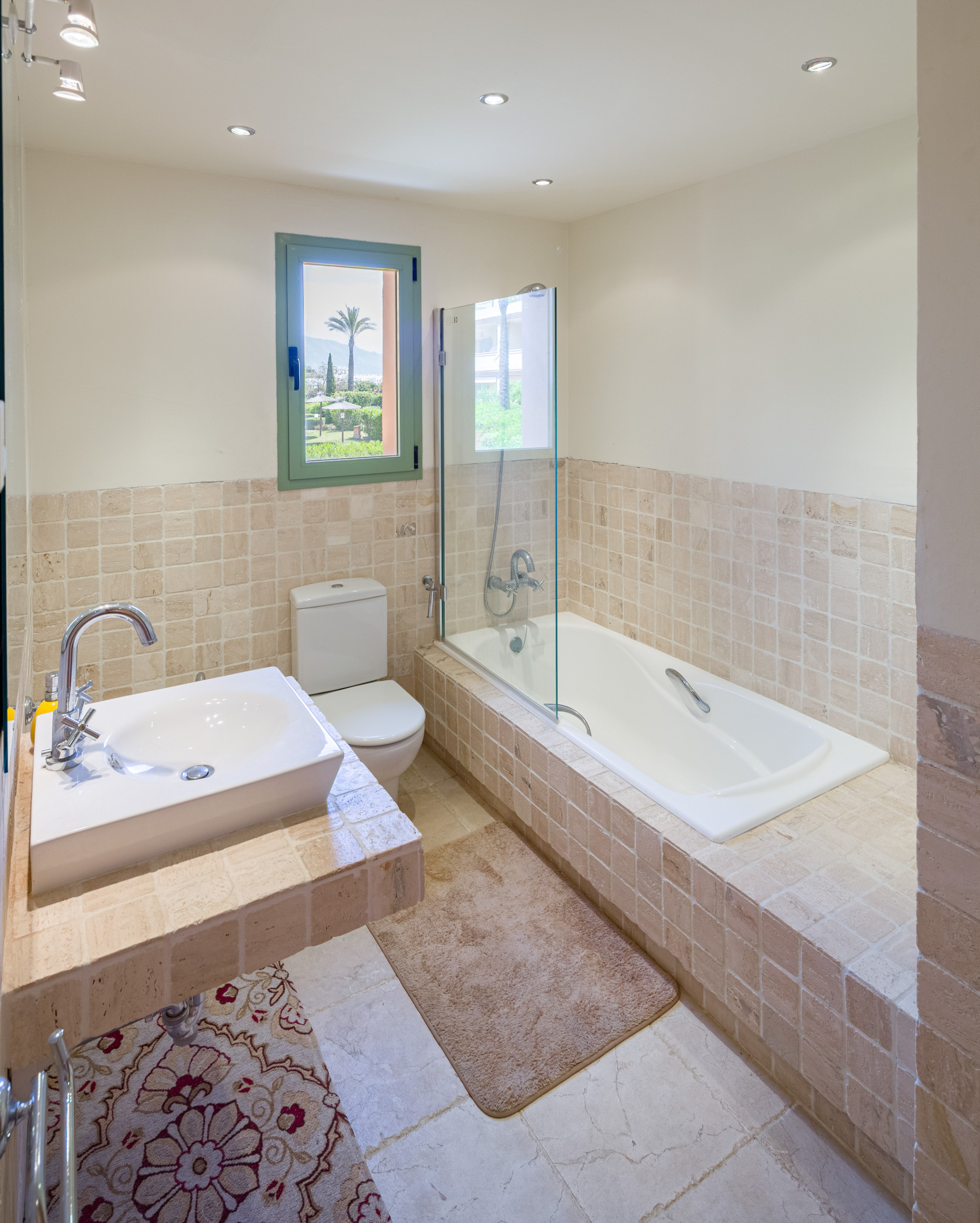 2 Bedroom Apartment in Benahavís - Photo 17