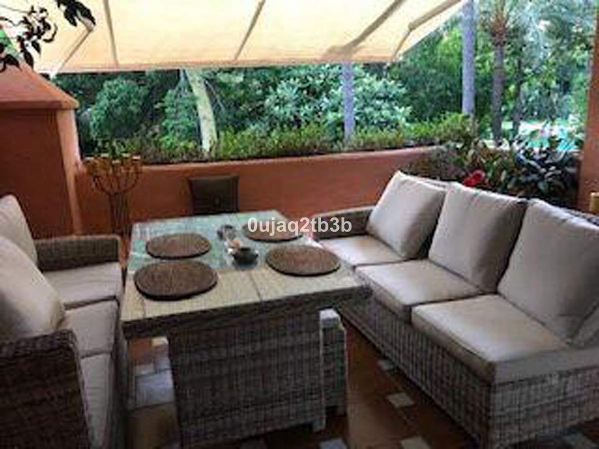 3 Bedroom Apartment in Estepona - Photo 3