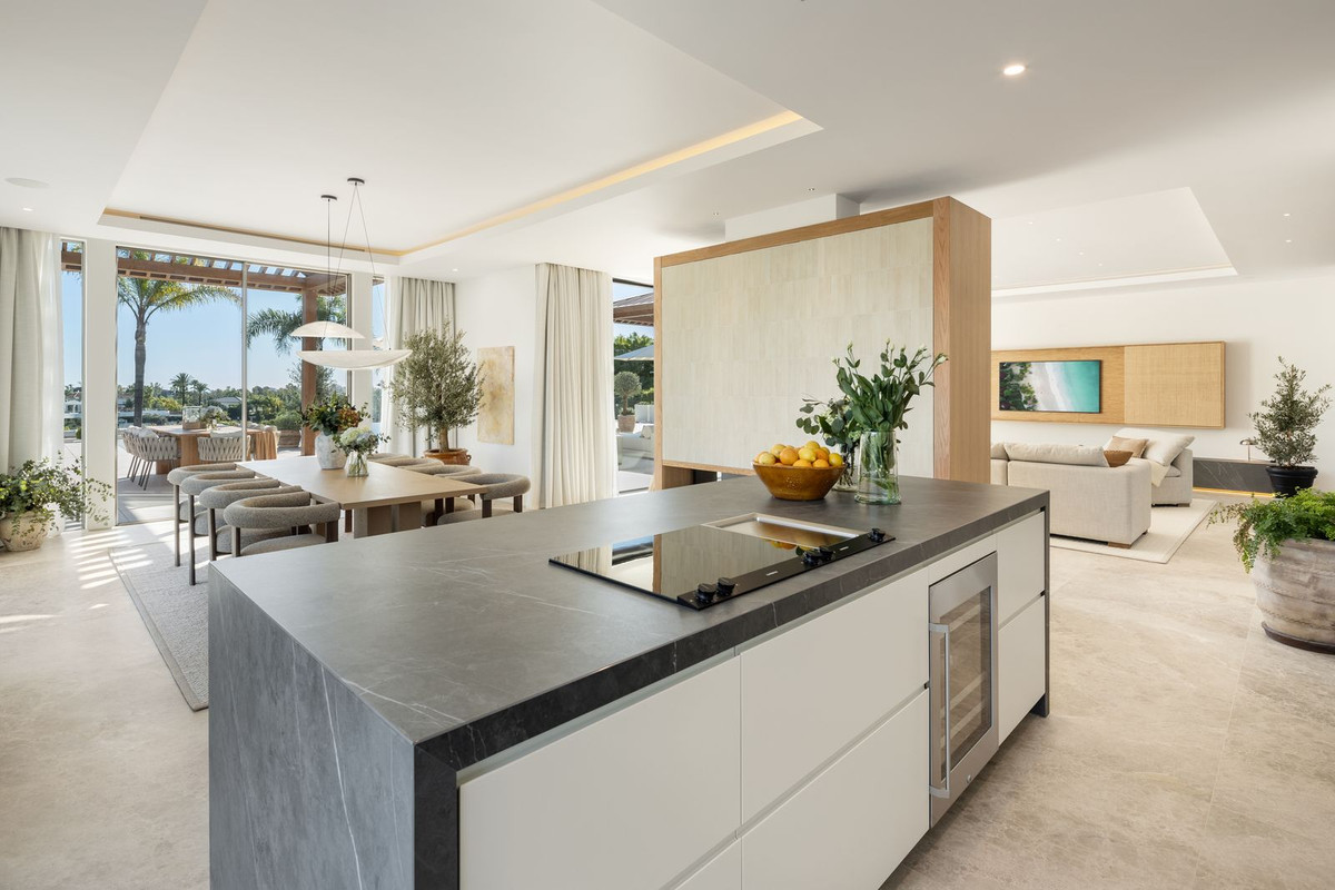 6 Bedroom Villa in Marbella - Photo 12