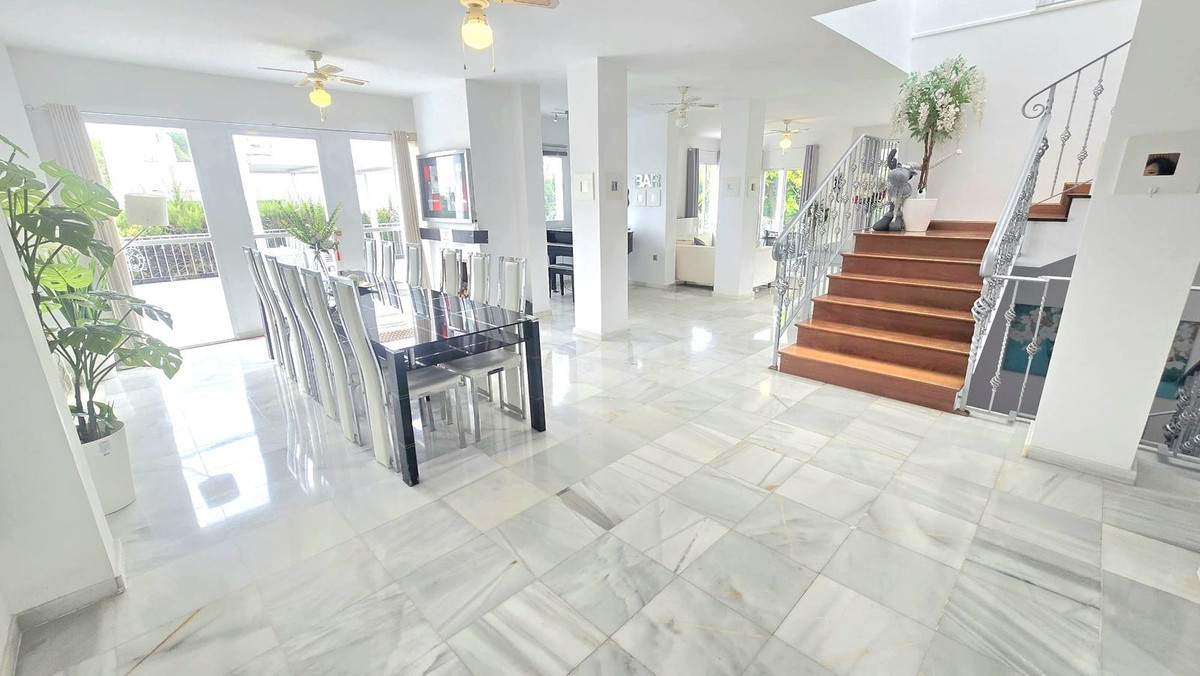 8 Bedroom Villa in Marbella - Photo 4