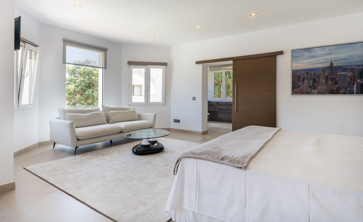 8 Bedroom Villa in San Pedro de Alcántara - Photo 9