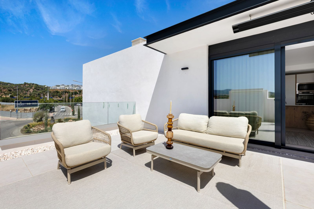 2 Bedroom Penthouse in Estepona - Photo 26