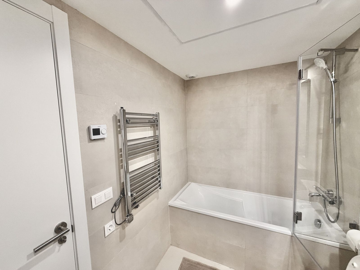 2 Bedroom Apartment in Estepona - Photo 25
