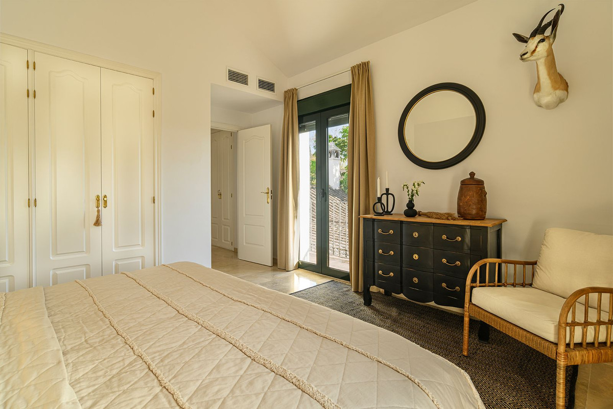 4 Bedroom Villa in Estepona - Photo 22