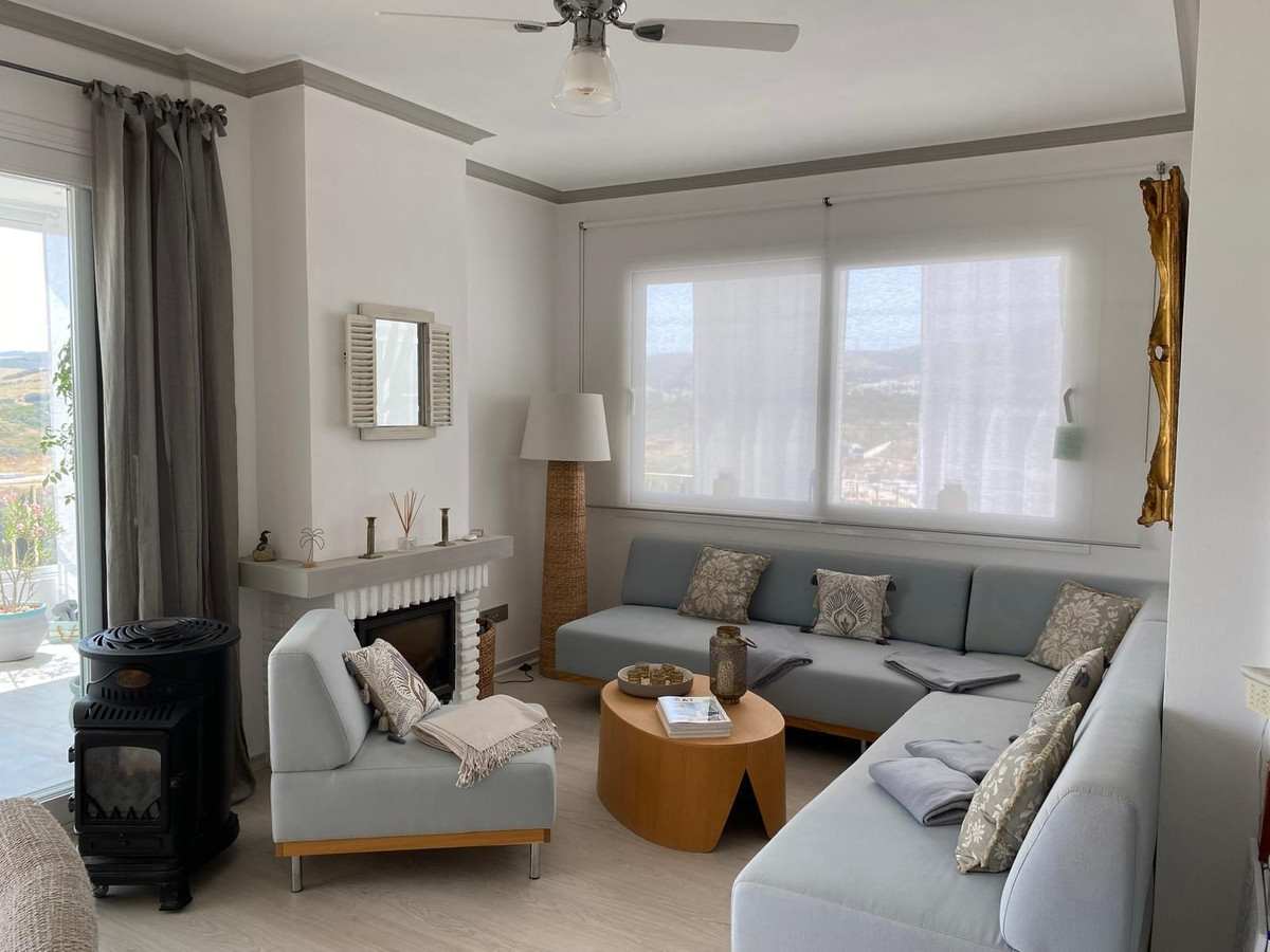 2 Bedroom Penthouse in Estepona - Photo 12