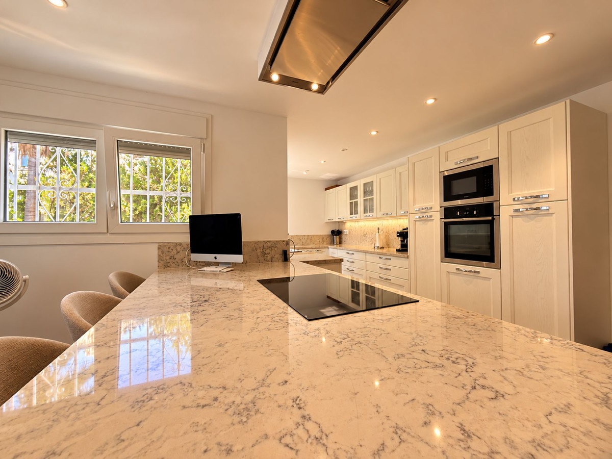 5 Bedroom Villa in Estepona - Photo 11