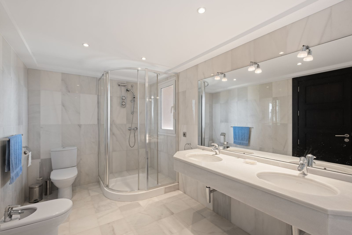 5 Bedroom Villa in Marbella - Photo 35