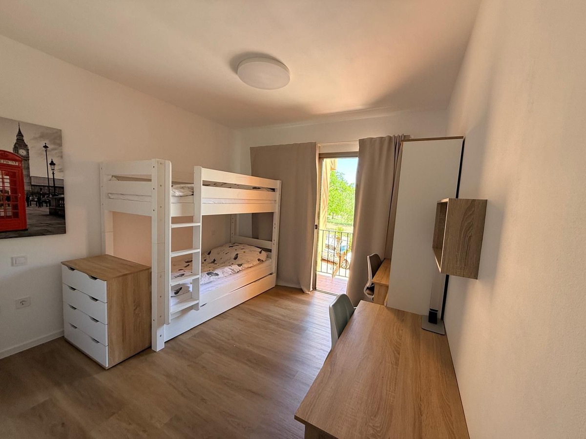 2 Bedroom Apartment in Estepona - Photo 17