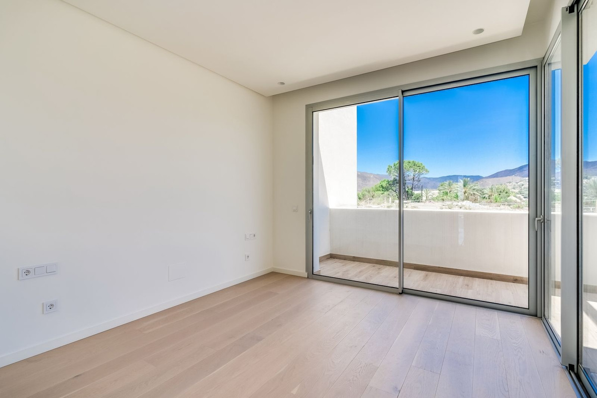 4 Bedroom Penthouse in Benahavís - Photo 14