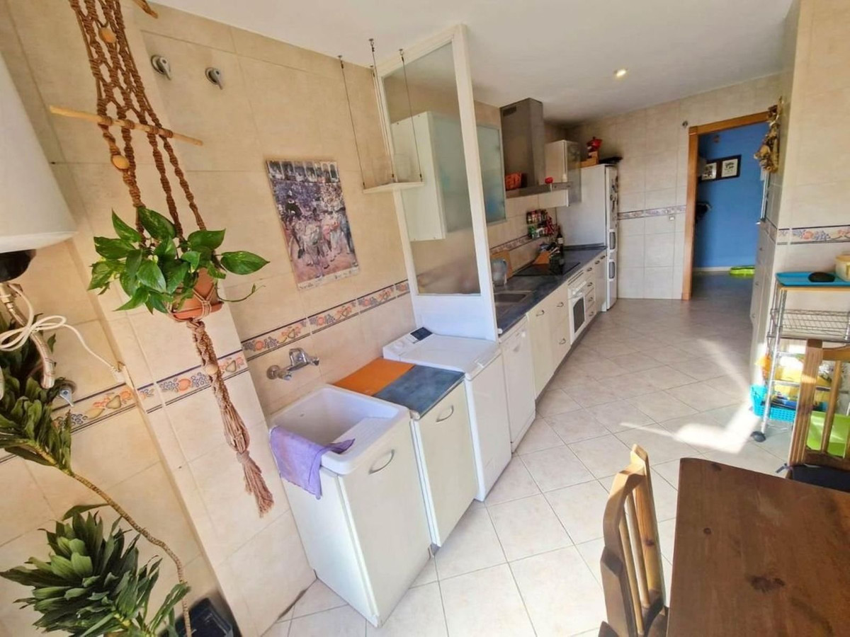 4 Bedroom Apartment in Málaga - Photo 9