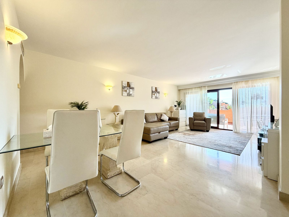 2 Bedroom Apartment in Benahavís - Photo 10