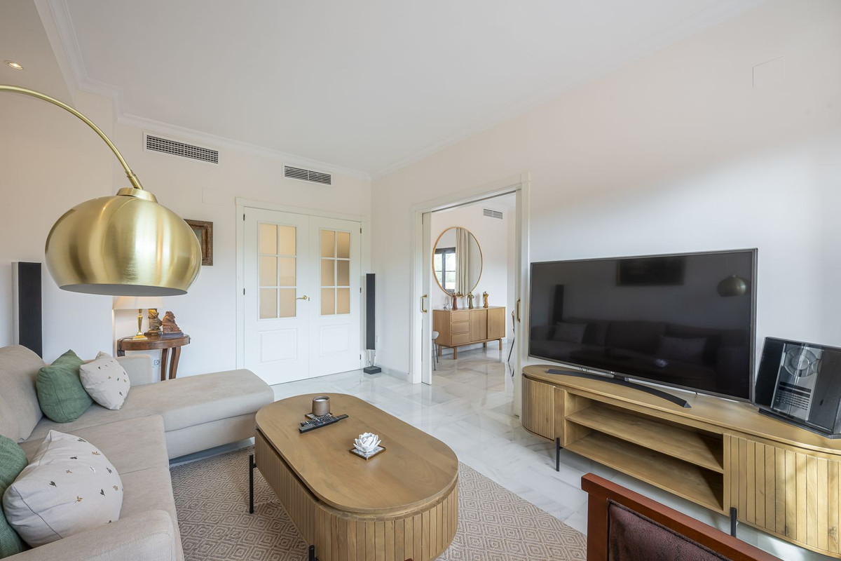 4 Bedroom Penthouse in Estepona - Photo 6