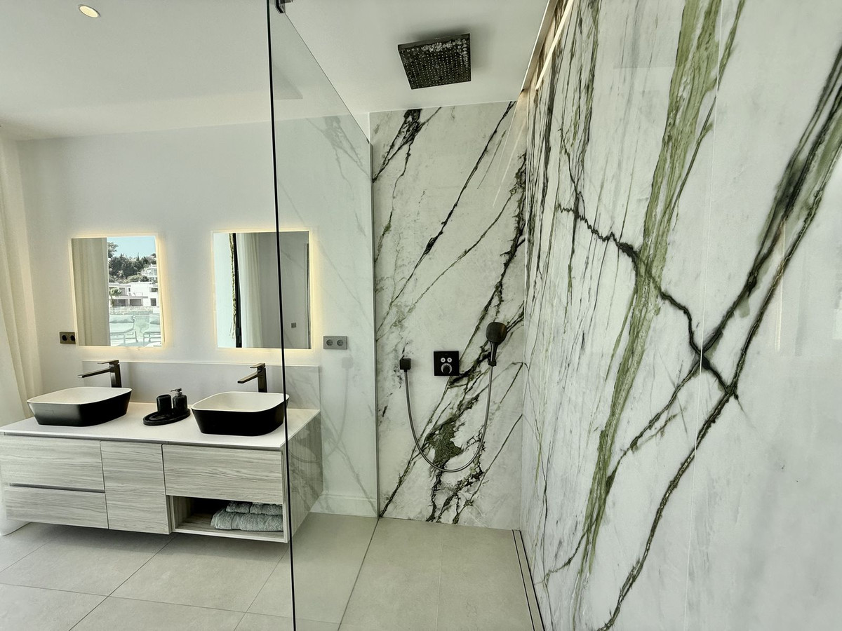4 Bedroom Villa in Estepona - Photo 47