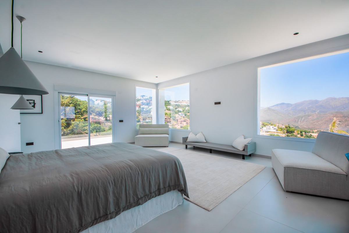 4 Bedroom Villa in Marbella - Photo 16